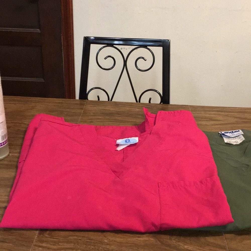 Scrub tops bundle 2 - Picture 3 of 4